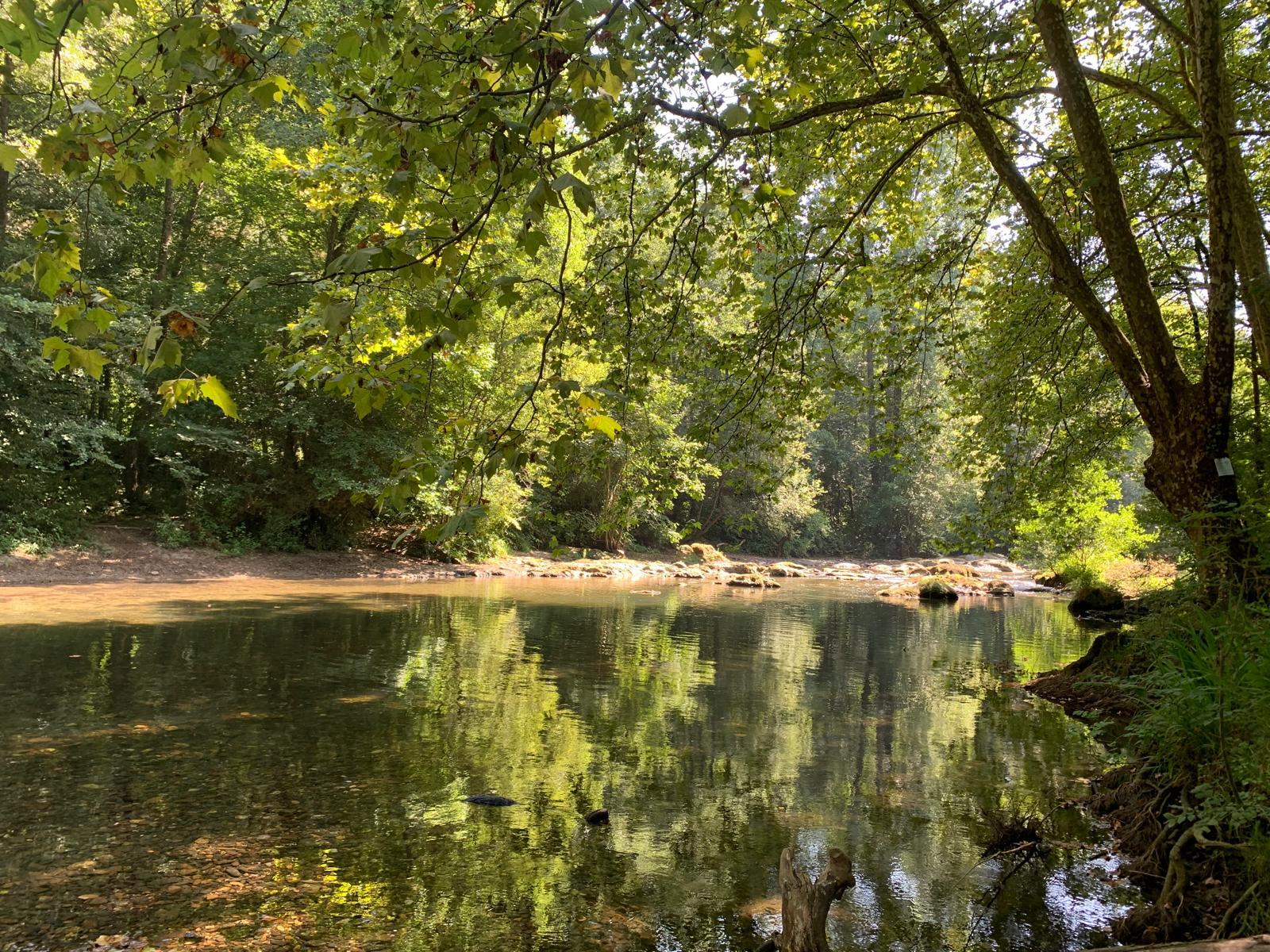 Base de canoë au bord de la Nivelle